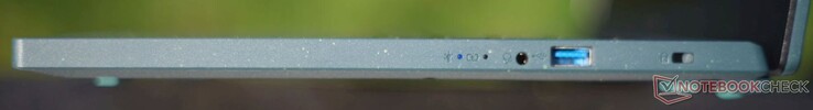 Derecha: LEDs indicadores, toma de audio de 3,5 mm, USB-A 3.2 Gen1, Nano Kensington