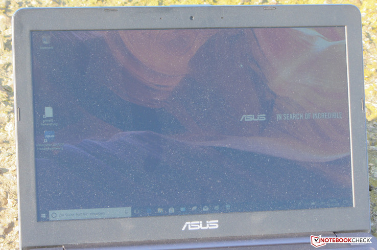 El VivoBook al aire libre (fotografía tomada con luz brillante)