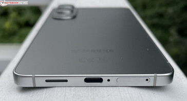Parte inferior: altavoz, USB-C 3.2 Gen.1, micrófono, dual-SIM