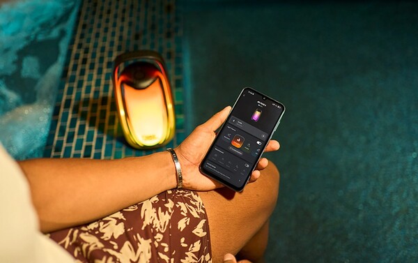 La aplicación JBL One permite ajustar el ecualizador y modificar la iluminación.