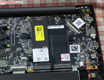 Espacio para un segundo SSD M.2, la RAM está soldada y no se puede actualizar.