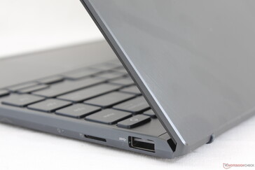 El familiar diseño de la tapa exterior de metal brillante como la mayoría de los portátiles ZenBook