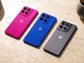 El Moto G77 Power está disponible con una carcasa trasera en rosa, azul o gris.