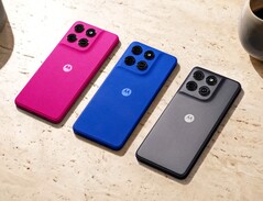 El Moto G77 Power está disponible con una carcasa trasera en rosa, azul o gris.