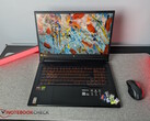 El Acer Nitro V 17 con tarjetas SD en su base