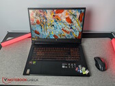 El Acer Nitro V 17 con tarjetas SD en su base