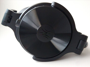 Micrófono cerca del logotipo. (Fuente de la imagen: Notebookcheck)