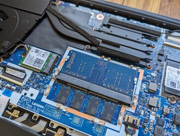 8 GB de RAM soldada más una ranura SODIMM DDR4 para ampliación