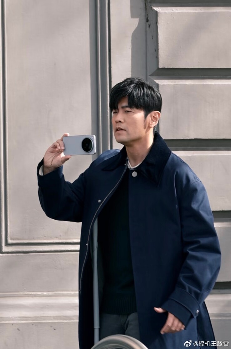 El X500 Pro Max en la mano de Chou durante una sesión fotográfica publicitaria