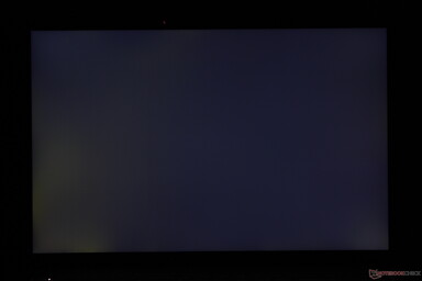 Ligero-desigual sangrado de la luz de fondo a lo largo de las esquinas inferiores