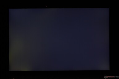 Ligero-desigual sangrado de la luz de fondo a lo largo de las esquinas inferiores