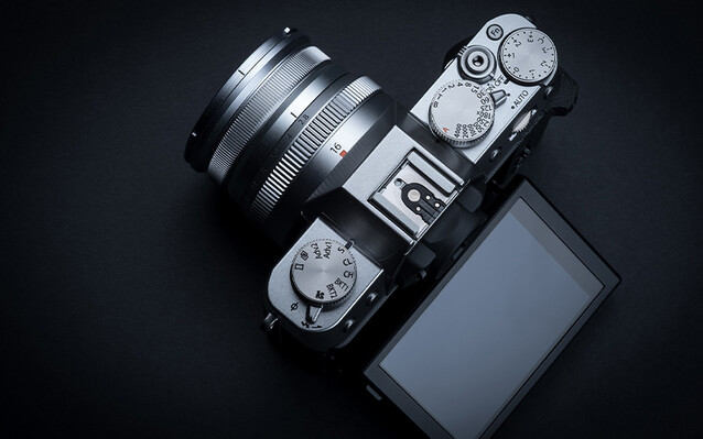 La Fujifilm X-T30 II tiene mucho del mismo estilo visual y diseño ergonómico que la X100VI. (Fuente de la imagen: Fujifilm)