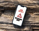 pantalla del iPhone mostrando un persistente mensaje de advertencia de recarga de datos baja. (Fuente de la imagen: Arpit Brandings vía Pexels, modificado)