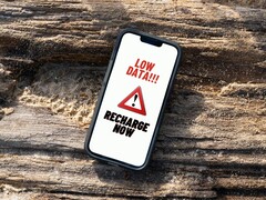 pantalla del iPhone mostrando un persistente mensaje de advertencia de recarga de datos baja. (Fuente de la imagen: Arpit Brandings vía Pexels, modificado)