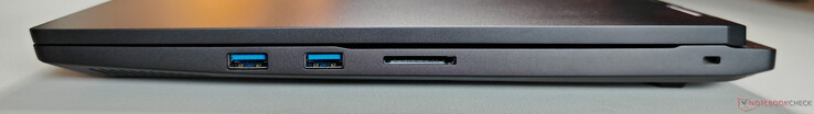 Derecha: 2x USB-A 3.2 Gen.1 (5 GBit/s), lector de tarjetas SD, cerradura Kensington Nano Saver Lock