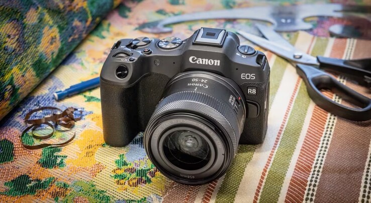 La sucesora de la Canon EOS R8 fotografiada aquí tendrá un diseño retro.