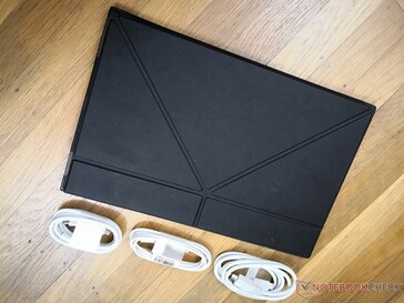 La caja de venta incluye el monitor, la funda folio, 2 cables USB-C y un cable mini-HDMI a HDMI de tamaño completo