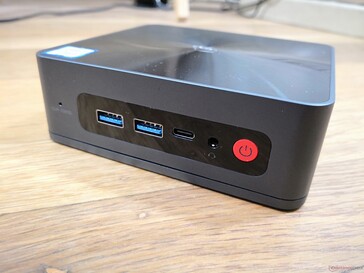 Frontal: Botón de reinicio del CMOS, 2 USB-A, USB-C con DisplayPort, audio combinado de 3,5 mm, botón de encendido