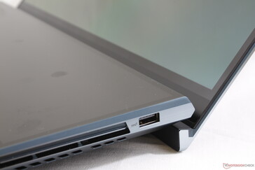 Las bisagras traseras ErgoLift han vuelto de los anteriores portátiles ZenBook para inclinar la base y mejorar la ergonomía.