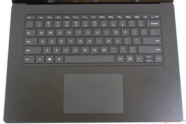 Diseño de teclado de barebones con pequeñas teclas direccionales, sin NumPad y sin teclas auxiliares