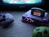 Una foto del ModRetro M64 con sus mandos