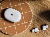 Los Beats Studio Buds Plus están disponibles en tres colores, incluido el transparente. (Fuente de la imagen: Apple)