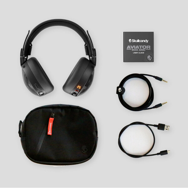 Los Skullcandy Aviator 900 ANC vienen con un cable de carga y un cable AUX. (Fuente de la imagen: Skullcandy)