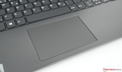 Un primer plano del trackpad del ThinkBook 15