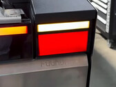 Los intermitentes del Cybertruck tuvieron que ajustarse a la norma europea (Fuente de la imagen: EV Repair Garage/YT)