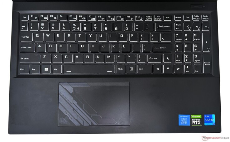 Gigabyte G5 KE: Teclado y touchpad