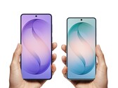 En términos de tamaño de pantalla, el Galaxy S27 Pro debería situarse perfectamente entre el Galaxy S26 Plus (izquierda) y el Galaxy S26 (derecha) aquí fotografiados.