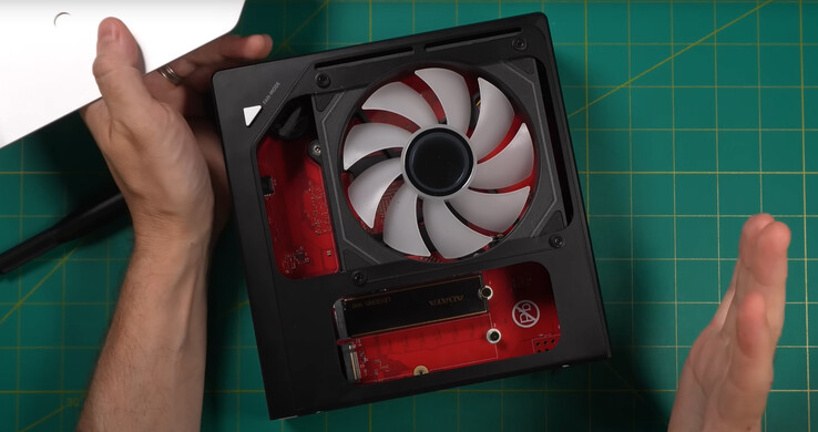 Basta con retirar dos tornillos y las patas de goma para acceder al par de ranuras M.2 2280 de la EVO-X2. (Fuente de la imagen: GMKtec)