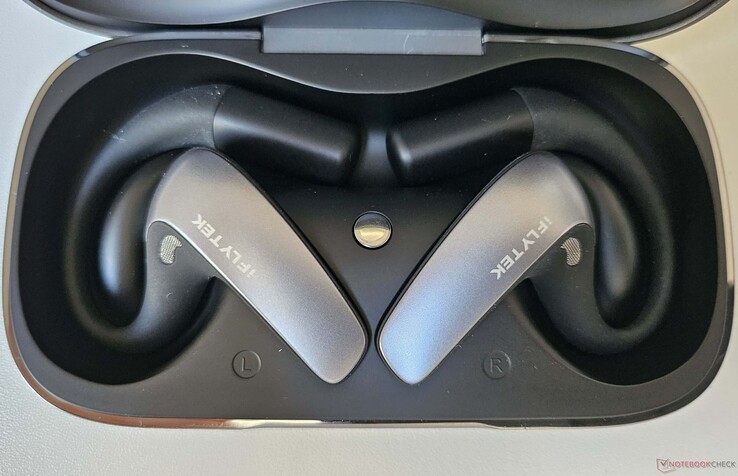 Al igual que muchos auriculares Bluetooth, estos auriculares con IA se cargan directamente en su estuche de transporte.