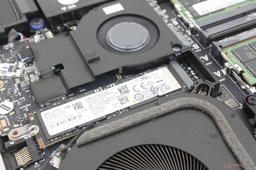 Ranura primaria M.2 2280 PCIe5 x4 (con el disipador de calor retirado)