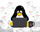 Un pingüino al estilo de Tux abrumado por los informes de errores generados por la IA que inundan el espacio de trabajo de un desarrollador de Linux.
