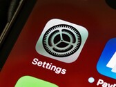 Primer plano de la pantalla de un iPhone que muestra el icono de la app Ajustes