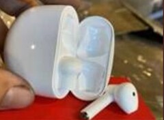 Los supuestos &quot;AirPods&quot; incautados por la Aduana de los Estados Unidos. (Imagen: USCPB)