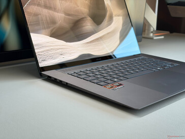 El Zenbook S16 convence con un chasis delgado y una gran calidad de construcción.