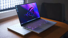 Dos de las seis SKU del 2024 Asus ROG Zephyrus G14 ya están disponibles para su compra (Fuente de la imagen: NotebookcheckReviews en YouTube)