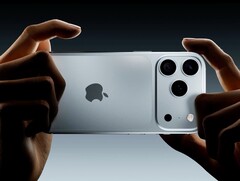 El Apple iPhone 17 Pro podría prescindir por completo de la ranura para tarjetas SIM. (Fuente de la imagen: AppleTrack)