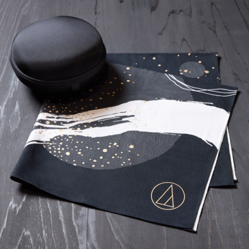 Sólo 200 propietarios seleccionados al azar de los auriculares Audio-Technica ATH-M50x ENSO recibirán una funda ENSO y un paño furoshiki teñido en Kyoto. (Fuente de la imagen: Audio-Technica)