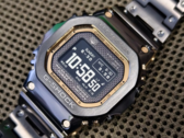El Casio G-Shock GMW-BZ5000GD-1 (en la imagen) parece llevar las asas ligeramente más esculpidas y los bordes pulidos que lo que mostraban las imágenes anteriores. (Fuente de la imagen: L&amp;W en WatchUSeek)