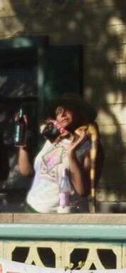 Una mujer con una iguana en el hombro que parece llevar su propio atuendo (captura de pantalla ampliada de GTA 6).
