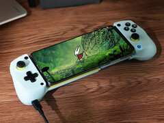 La versión 5.0 de GameHub también introduce mejoras en el rendimiento. En la imagen: Hollow Knight: Silksong ejecutándose en un teléfono Android. (Fuente de la imagen: GameSir y Steam - editado)
