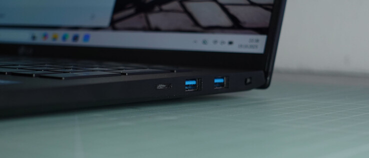 2 x USB-A 3.1, ranura de bloqueo Kensington