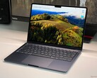 La comparación de Microsoft con el MacBook Air no es precisamente justa (Fuente de la imagen: Notebookcheck)