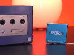 Una captura de pantalla que muestra la Nintendo Gamecube junto a la pequeña Nintendo Kawaii Wii del tamaño de un llavero