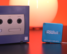 Una captura de pantalla que muestra la Nintendo Gamecube junto a la pequeña Nintendo Kawaii Wii del tamaño de un llavero