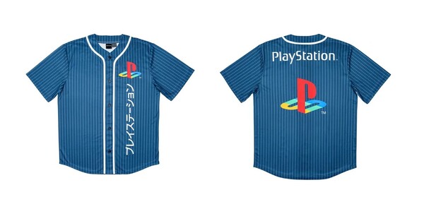 La camiseta de PlayStation tiene la palabra PlayStation escrita en el silabario Katakana. (Fuente de la imagen: PlayStation)