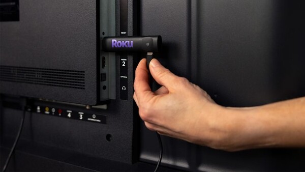 Los Streaming Sticks 2025 de Roku tienen un diseño delgado y pueden alimentarse a través del puerto USB del televisor. (Fuente de la imagen: Roku)